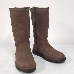 Awsome Ugg suede and shearling interior boots in excellent condition size 8.